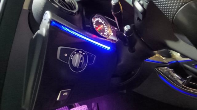 BENZ E220d/柴油/液晶螢幕/多功能方向盤/後座出風口 /倒車顯影  第14張相片