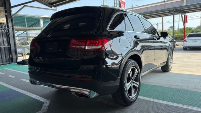 優惠價來囉!!BENZ GLC300/I-KEY/全景天窗/倒車顯影/雙前電動座椅/電尾門/定速  第5張相片