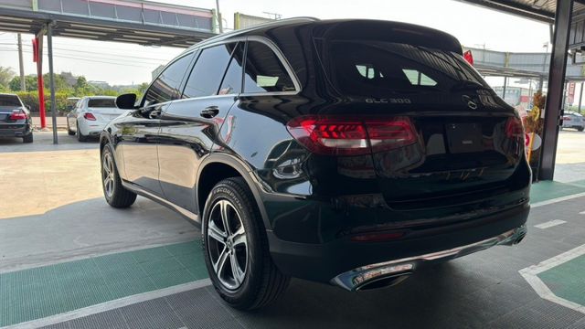 優惠價來囉!!BENZ GLC300/I-KEY/全景天窗/倒車顯影/雙前電動座椅/電尾門/定速  第7張相片