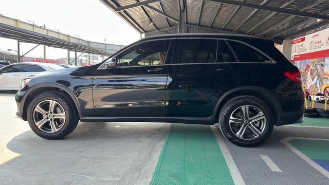 優惠價來囉!!BENZ GLC300/I-KEY/全景天窗/倒車顯影/雙前電動座椅/電尾門/定速  第8張相片