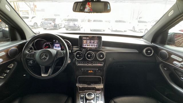 優惠價來囉!!BENZ GLC300/I-KEY/全景天窗/倒車顯影/雙前電動座椅/電尾門/定速  第9張相片