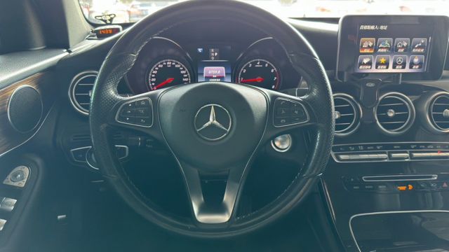 優惠價來囉!!BENZ GLC300/I-KEY/全景天窗/倒車顯影/雙前電動座椅/電尾門/定速  第12張相片