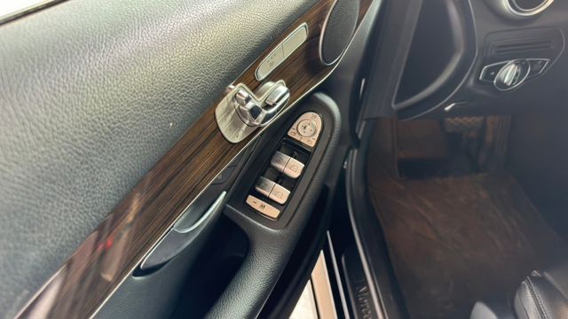 優惠價來囉!!BENZ GLC300/I-KEY/全景天窗/倒車顯影/雙前電動座椅/電尾門/定速  第13張相片