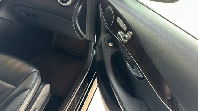 優惠價來囉!!BENZ GLC300/I-KEY/全景天窗/倒車顯影/雙前電動座椅/電尾門/定速  第14張相片