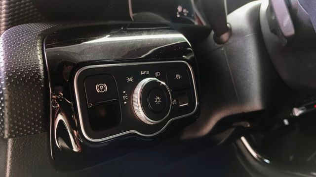 降價!!BENZ A200/I-KEY/倒車顯影/定速/記憶電動座椅/多功能方向盤  第16張相片