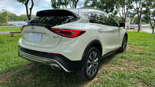 INFINITI QX30/I-KEY/360度環景/BOSE電尾門/雙前記憶電動座椅/全景天窗/定速/後座出風口/摸門  第5張相片