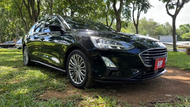 FORD FOCUS/I-KEY/跟車系統/電動座椅/循跡防滑/盲點偵測/抬頭顯示器/雙區恆溫空調/怠速熄火  第4張相片