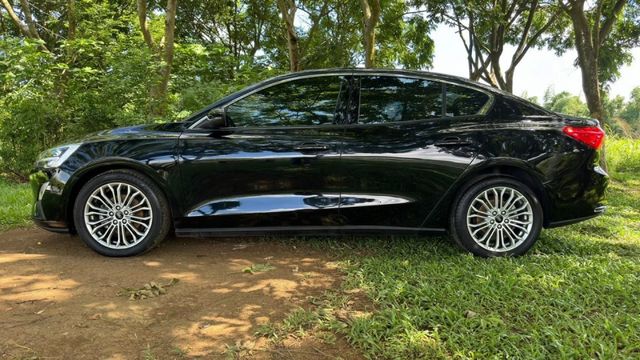 FORD FOCUS/I-KEY/跟車系統/電動座椅/循跡防滑/盲點偵測/抬頭顯示器/雙區恆溫空調/怠速熄火  第8張相片