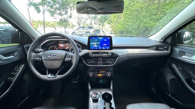 FORD FOCUS/I-KEY/跟車系統/電動座椅/循跡防滑/盲點偵測/抬頭顯示器/雙區恆溫空調/怠速熄火  第11張相片