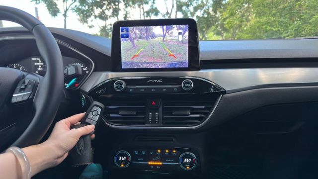 FORD FOCUS/I-KEY/跟車系統/電動座椅/循跡防滑/盲點偵測/抬頭顯示器/雙區恆溫空調/怠速熄火  第12張相片