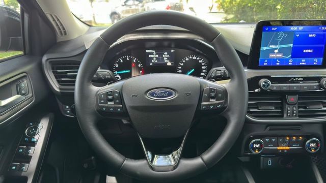 FORD FOCUS/I-KEY/跟車系統/電動座椅/循跡防滑/盲點偵測/抬頭顯示器/雙區恆溫空調/怠速熄火  第14張相片