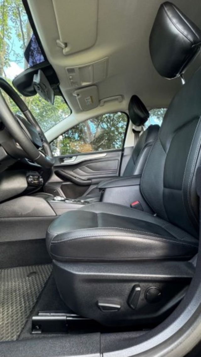 FORD FOCUS/I-KEY/跟車系統/電動座椅/循跡防滑/盲點偵測/抬頭顯示器/雙區恆溫空調/怠速熄火  第16張相片