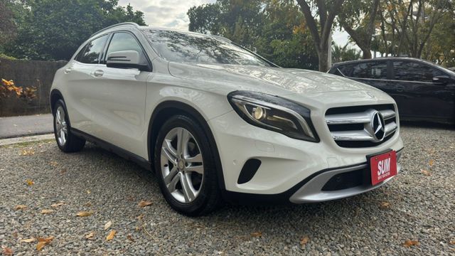 BENZ CLA200/電尾門/全景天窗/電子手煞車/記憶電動座椅/恆溫空調/定速  第3張相片