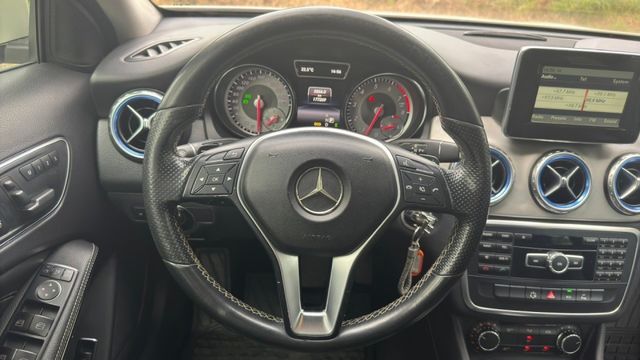 BENZ CLA200/電尾門/全景天窗/電子手煞車/記憶電動座椅/恆溫空調/定速  第10張相片