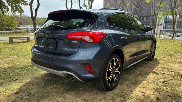 FORD FOCUS/I-KEY/倒車顯影/盲點偵測/跟車系統/電動座椅/循跡防滑/怠速熄火/抬頭顯示器/電動後視鏡  第5張相片