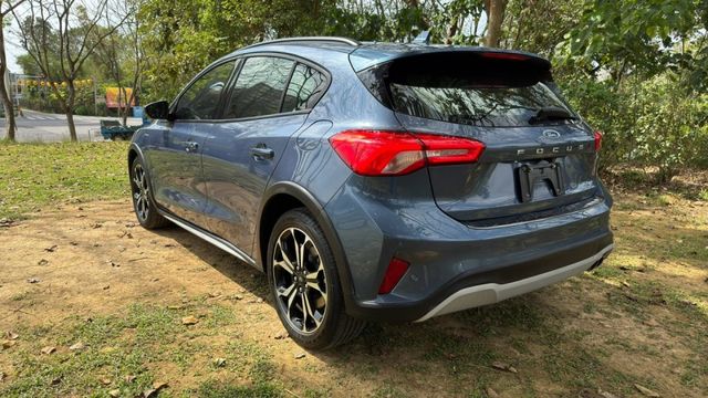 FORD FOCUS/I-KEY/倒車顯影/盲點偵測/跟車系統/電動座椅/循跡防滑/怠速熄火/抬頭顯示器/電動後視鏡  第7張相片