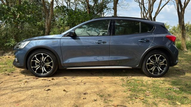 FORD FOCUS/I-KEY/倒車顯影/盲點偵測/跟車系統/電動座椅/循跡防滑/怠速熄火/抬頭顯示器/電動後視鏡  第8張相片