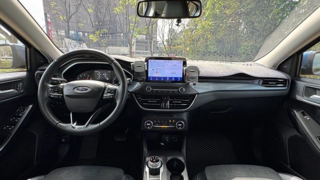 FORD FOCUS/I-KEY/倒車顯影/盲點偵測/跟車系統/電動座椅/循跡防滑/怠速熄火/抬頭顯示器/電動後視鏡  第11張相片