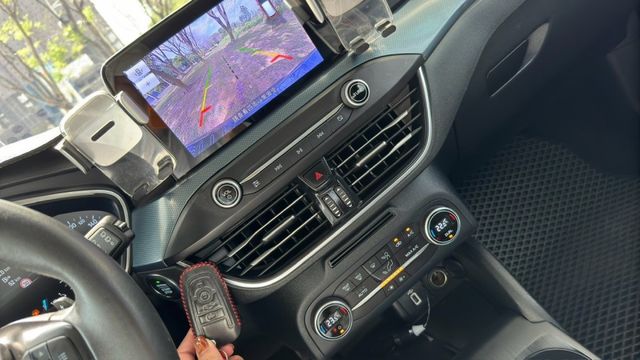 FORD FOCUS/I-KEY/倒車顯影/盲點偵測/跟車系統/電動座椅/循跡防滑/怠速熄火/抬頭顯示器/電動後視鏡  第12張相片