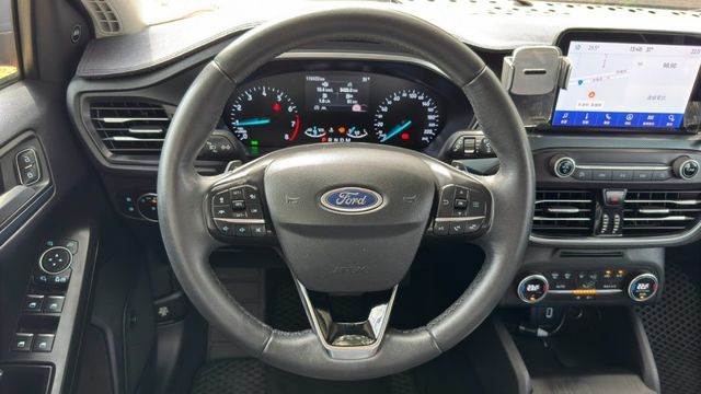 FORD FOCUS/I-KEY/倒車顯影/盲點偵測/跟車系統/電動座椅/循跡防滑/怠速熄火/抬頭顯示器/電動後視鏡  第14張相片