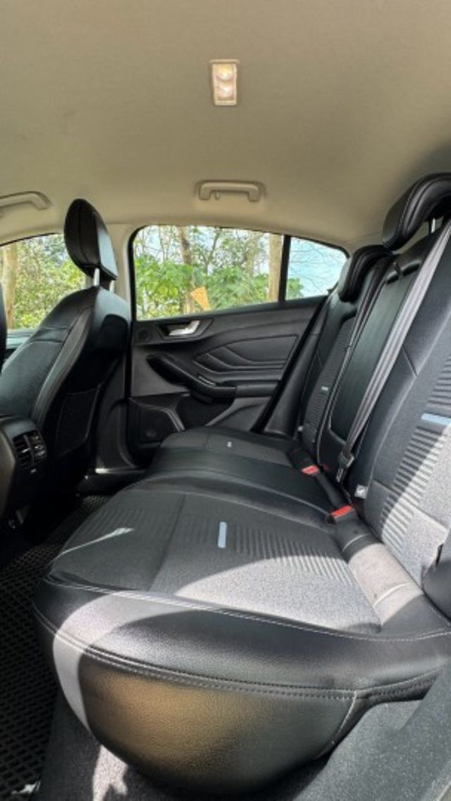 FORD FOCUS/I-KEY/倒車顯影/盲點偵測/跟車系統/電動座椅/循跡防滑/怠速熄火/抬頭顯示器/電動後視鏡  第17張相片