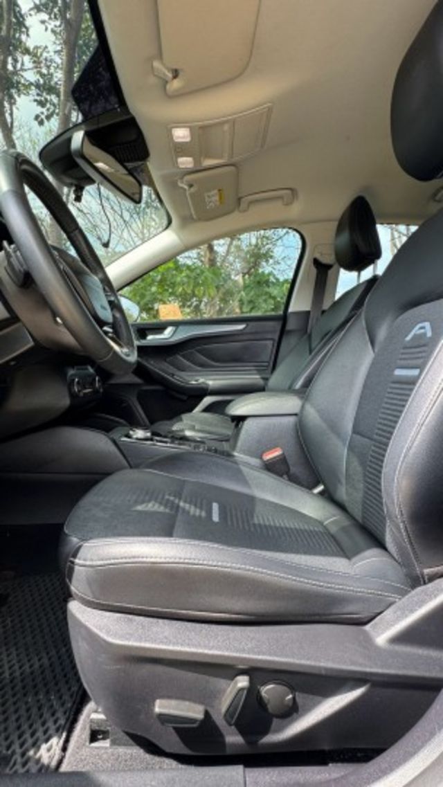 FORD FOCUS/I-KEY/倒車顯影/盲點偵測/跟車系統/電動座椅/循跡防滑/怠速熄火/抬頭顯示器/電動後視鏡  第18張相片