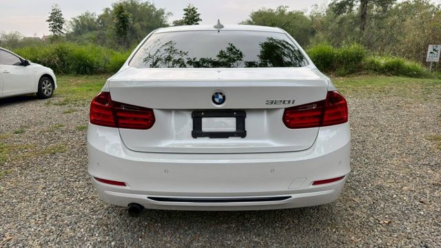 BMW 320i/I-KEY/倒車顯影 /怠速熄火/雙前電動座椅/循跡防滑/電動後視鏡/雙區恆溫空調  第5張相片