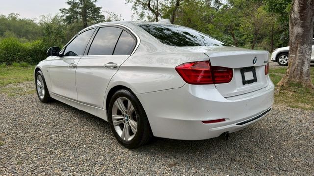 BMW 320i/I-KEY/倒車顯影 /怠速熄火/雙前電動座椅/循跡防滑/電動後視鏡/雙區恆溫空調  第6張相片