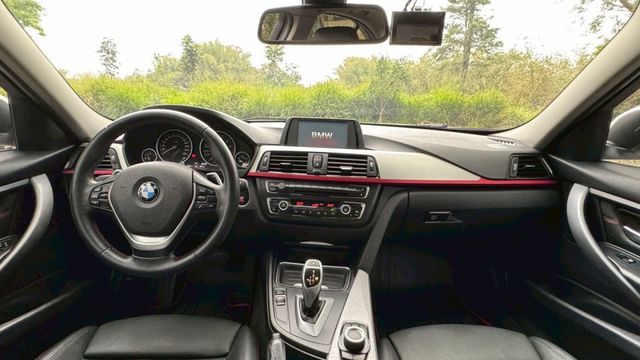 BMW 320i/I-KEY/倒車顯影 /怠速熄火/雙前電動座椅/循跡防滑/電動後視鏡/雙區恆溫空調  第8張相片