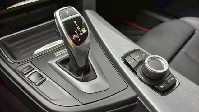 BMW 320i/I-KEY/倒車顯影 /怠速熄火/雙前電動座椅/循跡防滑/電動後視鏡/雙區恆溫空調  第10張相片