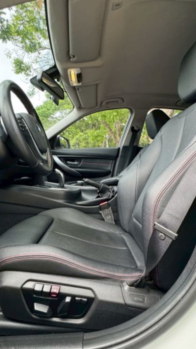 BMW 320i/I-KEY/倒車顯影 /怠速熄火/雙前電動座椅/循跡防滑/電動後視鏡/雙區恆溫空調  第13張相片