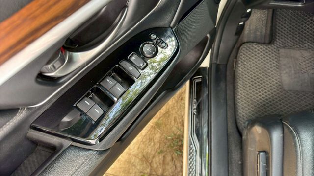 HONDA CRV/I-KEY/倒車顯影/跟車系統/全景天窗/電尾門/電動座椅/循跡防滑/自動緊急煞車系統  第14張相片