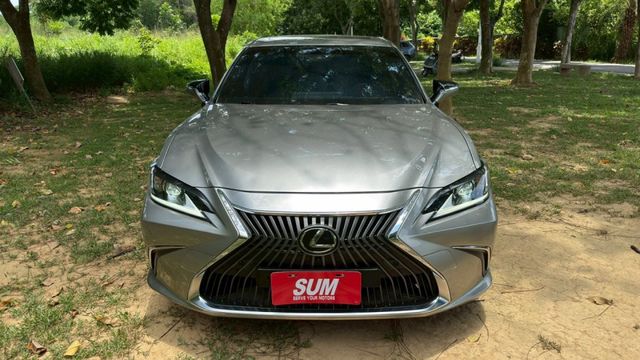 LEXUS ES200/I-KEY/360度環景/跟車系統/循跡防滑/怠速熄火/雙前電熱椅/雙前電動座椅/天窗  第3張相片