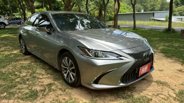 LEXUS ES200/I-KEY/360度環景/跟車系統/循跡防滑/怠速熄火/雙前電熱椅/雙前電動座椅/天窗  第4張相片