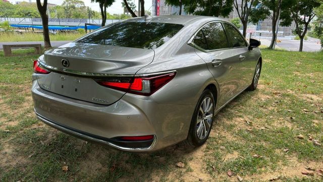 LEXUS ES200/I-KEY/360度環景/跟車系統/循跡防滑/怠速熄火/雙前電熱椅/雙前電動座椅/天窗  第5張相片