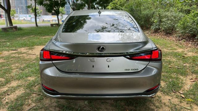 LEXUS ES200/I-KEY/360度環景/跟車系統/循跡防滑/怠速熄火/雙前電熱椅/雙前電動座椅/天窗  第6張相片