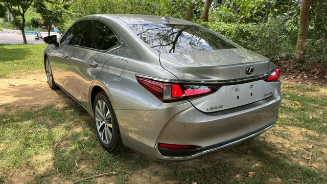 LEXUS ES200/I-KEY/360度環景/跟車系統/循跡防滑/怠速熄火/雙前電熱椅/雙前電動座椅/天窗  第7張相片
