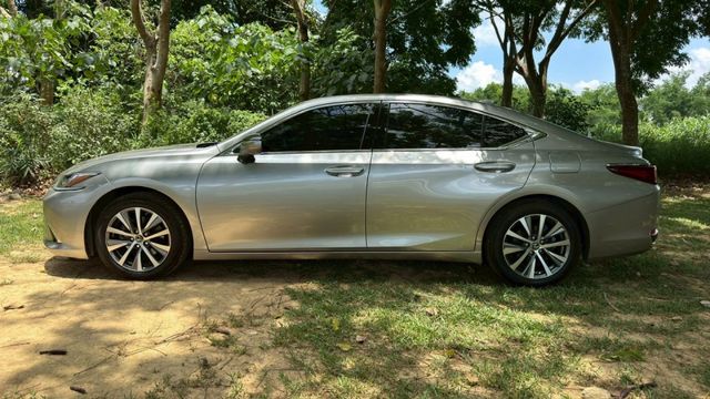 LEXUS ES200/I-KEY/360度環景/跟車系統/循跡防滑/怠速熄火/雙前電熱椅/雙前電動座椅/天窗  第8張相片