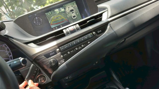 LEXUS ES200/I-KEY/360度環景/跟車系統/循跡防滑/怠速熄火/雙前電熱椅/雙前電動座椅/天窗  第11張相片