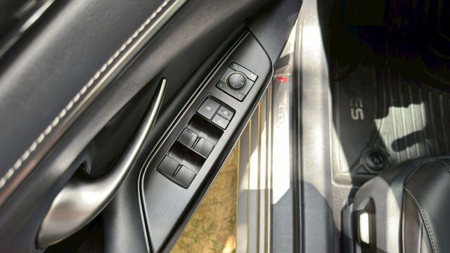 LEXUS ES200/I-KEY/360度環景/跟車系統/循跡防滑/怠速熄火/雙前電熱椅/雙前電動座椅/天窗  第14張相片