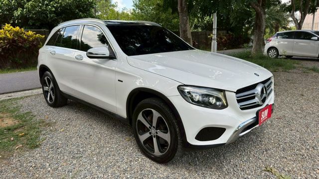 BENZ GLC300/I-KEY/倒車顯影/循跡防滑/電尾門/雙前電動座椅+電熱椅+通風座椅/全景天窗/怠速熄火/定速  第4張相片