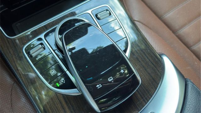 BENZ GLC300/I-KEY/倒車顯影/循跡防滑/電尾門/雙前電動座椅+電熱椅+通風座椅/全景天窗/怠速熄火/定速  第12張相片