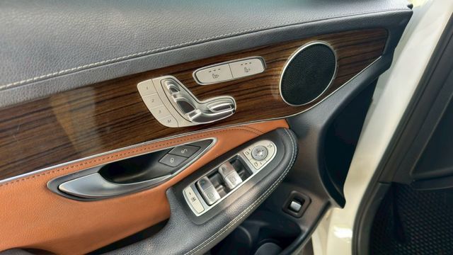 BENZ GLC300/I-KEY/倒車顯影/循跡防滑/電尾門/雙前電動座椅+電熱椅+通風座椅/全景天窗/怠速熄火/定速  第17張相片