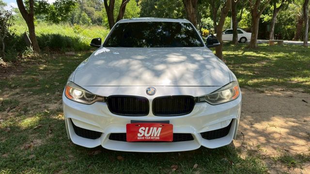 BMW 328i/I-KEY/倒車顯影/怠速熄火/循跡防滑/雙前電動座椅+電熱椅/天窗/抬頭顯示器/定速  第3張相片