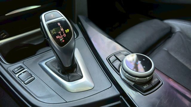 BMW 328i/I-KEY/倒車顯影/怠速熄火/循跡防滑/雙前電動座椅+電熱椅/天窗/抬頭顯示器/定速  第12張相片