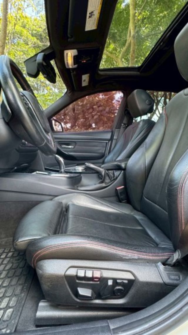 BMW 328i/I-KEY/倒車顯影/怠速熄火/循跡防滑/雙前電動座椅+電熱椅/天窗/抬頭顯示器/定速  第16張相片