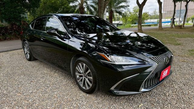 LEXUS ES200/I-KEY/倒車顯影/跟車系統/雙前電動+通風+加熱座椅/天窗/電動後視鏡/後座出風口/摸門  第4張相片