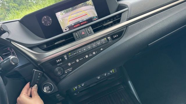 LEXUS ES200/I-KEY/倒車顯影/跟車系統/雙前電動+通風+加熱座椅/天窗/電動後視鏡/後座出風口/摸門  第12張相片