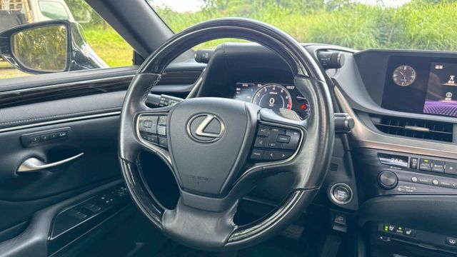 LEXUS ES200/I-KEY/倒車顯影/跟車系統/雙前電動+通風+加熱座椅/天窗/電動後視鏡/後座出風口/摸門  第14張相片