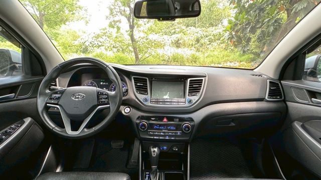 Hyundai Tucson/I-KEY/循跡防滑/電尾門/全景天窗/電動座椅/雙區恆溫空調/電動後視鏡/後座出風口  第11張相片